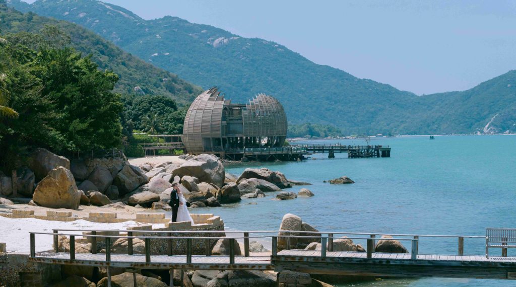 Destination wedding in Vietnam at An Lam Retreats Ninh Van Bay, surrounded by nature and ocean views.